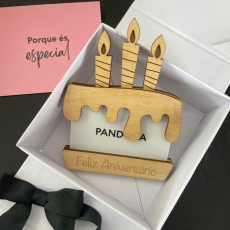 Porta-cartão em madeira formato bolo aniversário