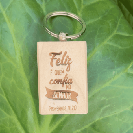 Porta-chaves madeira, "Feliz é quem confia no Senhor" gravado a laser
