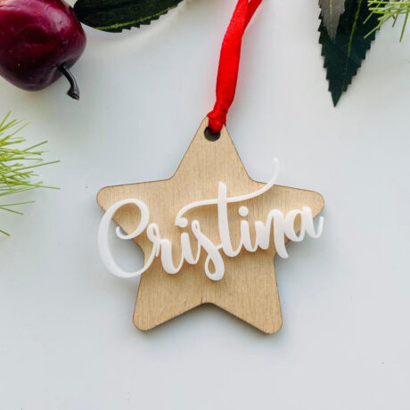 Enfeite de Natal Estrela de madeira com nome em acrílico