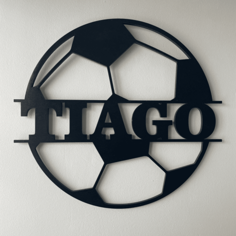Placa de madeira, formato bola de futebol com nome personalizado