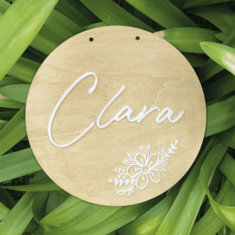 Placa madeira floral com nome personalizado em acrílico branco