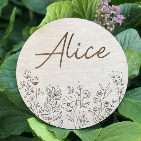 Placa de madeira floral com nome gravado a laser