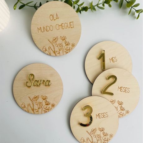 Milestone em madeira, modelo Floral, detalhe em acrílico espelhado dourado